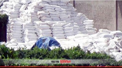 খোলা আকাশের নিচে অরক্ষিত অবস্থায় রাখা হয়েছে আমদানি করা সার
