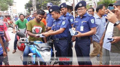 লিফলেট বিতরণ করছেন পুলিশ সুপার