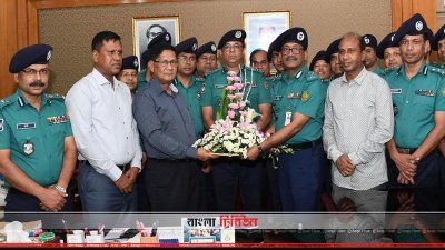 ডিএমপির নতুন কমিশনার শফিকুল ইসলামকে ফুল দিয়ে শুভেচ্ছা জানাচ্ছেন বিদায়ী কমিশনার আছাদুজ্জামান মিয়া ও অন্য পুলিশ কর্মকর্তারা 