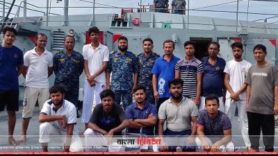 নৌবাহিনীর জাহাজ সাঙ্গুর ডেকে উদ্ধার হওয়া নাবিকরা