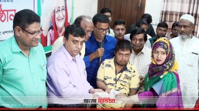 চিকিৎসার জন্য রোগীর হাতে চেক তুলে দিচ্ছেন জেলা প্রশাসক