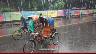 শুক্রবার সকাল থেকে রাজধানীতে বইছে গুঁড়ি গুঁড়ি বৃষ্টি