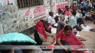 বৃষ্টিতে ভিজে সন্তানের অপেক্ষায় অভিভাবকরা