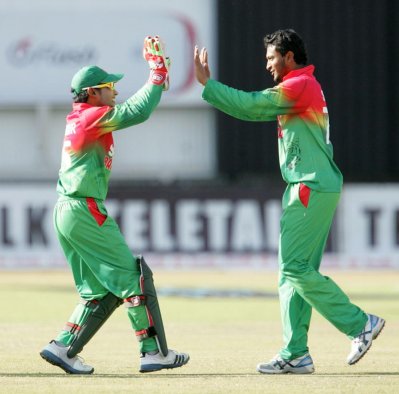 সাকিব সর্বোচ্চ উইকেট নিয়ে হোয়াইটওয়াশ এড়ান