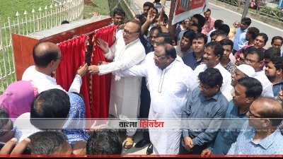 রাজশাহীতে বঙ্গবন্ধুর ম্যুরাল নির্মাণের ভিত্তিপ্রস্তর স্থাপন করছেন মেয়র খায়রুজ্জামান লিটন (ছবি&ndash; প্রতিনিধি)