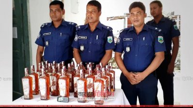 পদ্মায় পাওয়া বিদেশি মদ