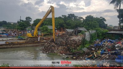 নারায়ণগঞ্জের শীতলক্ষ্যা তীরে অবৈধ স্থাপনা উচ্ছেদ অভিযান চলছে