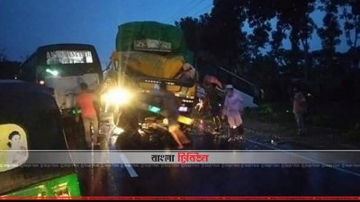 বাস-ট্রাকের ত্রিমুখী সংঘর্ষ (ছবি&ndash; প্রতিনিধি)