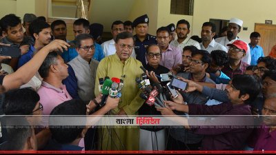 সাংবাদিকদের সঙ্গে কথা বলছেন হাছান মাহমুদ (ছবি&ndash; প্রতিনিধি)