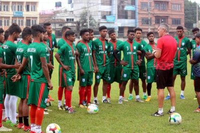 কাঠমান্ডুতে অনুশীলনে শিষ্যদের নির্দেশনা দিচ্ছেন অনূর্ধ্ব-১৮ দলের কোচ অ্যান্ড্রু টার্নার
