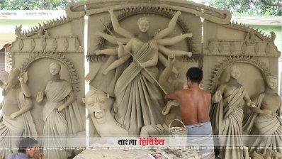 দিনরাত পরিশ্রম করে যাচ্ছেন প্রতিমাশিল্পীরা