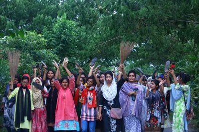 শিক্ষার্থীদের ঝাড়ু-জুতা মিছিল