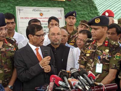 সাংবাদিকদের সঙ্গে কথা বলছেন সেতুমন্ত্রী