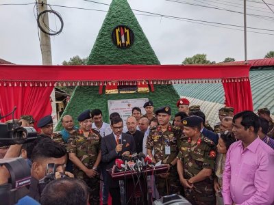 সাংবাদিকদের সঙ্গে কথা বলছেন সেতুমন্ত্রী