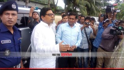 সাংবাদিকদের সঙ্গে কথা বলছেন পলক (ছবি&ndash; প্রতিনিধি)