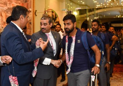 কড়া নিরাপত্তায় ক্রিকেটারদের অভ্যর্থনা জানানো হয়