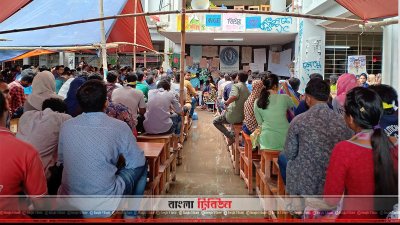 প্রশাসনিক ভবনের প্রধান ফটকের সামনে শিক্ষার্থীদের অবস্থান 