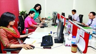 ব্যাংকে কাজে মগ্ন তিন নারী (ছবি&ndash; সংগৃহীত)