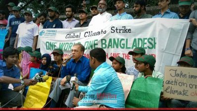 বক্তব্য রাখছেন টিআইবির নির্বাহী পরিচালক ড. ইফতেখারুজ্জামান