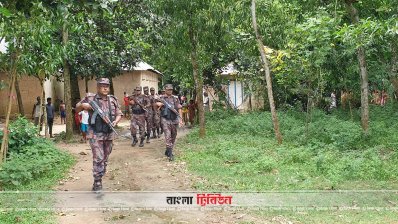 মাদক ব্যবসায়ীর বাড়ি লাল কালি দিয়ে চিহ্নিতকরণ অভিযানে বিজিবি সদস্যরা