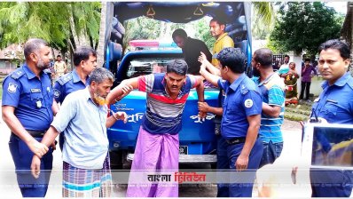 ডাকাত দলের সদস্যদের থানায় নেওয়া হচ্ছে