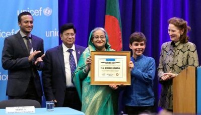 ইউনিসেফের পদক হাতে প্রধানমন্ত্রী, ছবি- বাসস