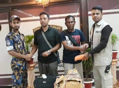 চুরি যাওয়া লাগেজ তুলে দেওয়া হচ্ছে দুই যাত্রীর হাতে