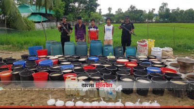 মদসহ আটক তিনজন (ছবি&ndash; প্রতিনিধি)