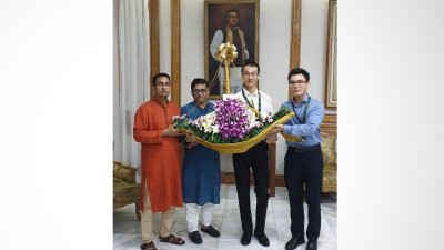 প্রধানমন্ত্রীর অনুপস্থিতিতে তার বিশেষ সহকারী ব্যারিস্টার বিপ্লব বড়ুয়া ও প্রটোকল কর্মকর্তা এস এম খুরশীদ আলম চীনা দূতাবাসের ফুলেল শুভেচ্ছা গ্রহণ করেন