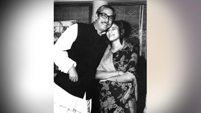 বঙ্গবন্ধু শেখ মুজিবুর রহমান ও তাঁর মেয়ে শেখ হাসিনা (ছবি: ইন্টারনেট থেকে সংগৃহীত)