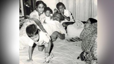 শেখ হাসিনা, তার দুই সন্তান ও শেখ রাসেলের সঙ্গে বঙ্গবন্ধু ও তাঁর স্ত্রী (ছবি: ইন্টারনেট থেকে সংগৃহীত)