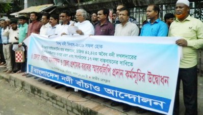 মানববন্ধনে বক্তব্য রাখছেন লেখক সৈয়দ আবুল মকসুদ