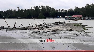 আশ্রয়ণ প্রকল্পের জন্য নদী থেকে বালু তোলা হচ্ছে