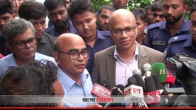 সাংবাদিকদের সঙ্গে কথা বলছেন ইউজিসির তদন্ত টিমের সদস্যরা