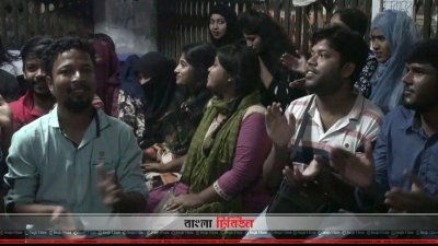 উপাচার্যের ক্যাম্পাস ত্যাগে খুশি শিক্ষার্থীরা (ছবি&ndash; প্রতিনিধি)