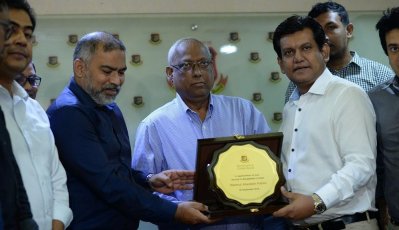 নাজমুল আবেদীন ফাহিমের (মাঝে) হাতে তুলে দেওয়া হয় ক্রেস্ট