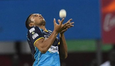 ইনগ্রামের ক্যাচটি নিচ্ছেন সাকিব। 