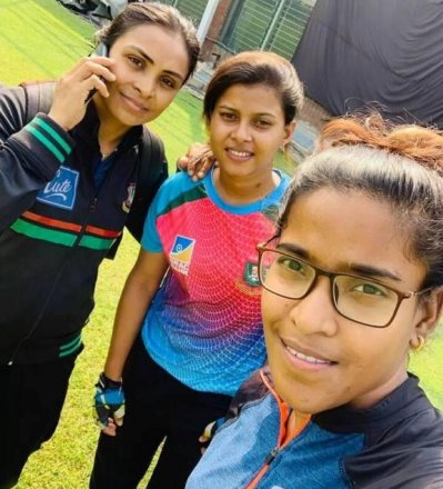 চট্টগ্রামে অনুশীলনের ফাঁকে দুই সতীর্থর সঙ্গে রুমানার (ডানে) সেলফি