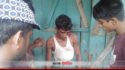 জনতার হাতে আটক হওয়ার পর হান্নান (মধ্যে) 