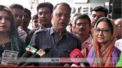 সাংবাদিকদের সঙ্গে কথা বলছেন ইকবাল হাসান মাহমুদ টুকু