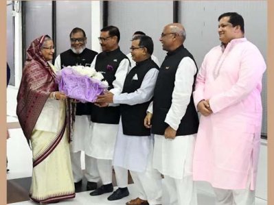 বিমানবন্দরে প্রধানমন্ত্রীকে ফুল দিয়ে শুভেচ্ছা জানান মন্ত্রিপরিষদের সদস্যরা, ছবি- বাসস