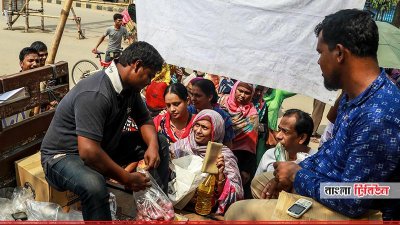 টিসিবি&rsquo;র পেঁয়াজ পেয়ে খুশি একজন নারী ক্রেতা।