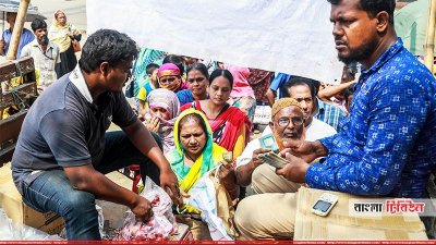 ট্রাক থেকে টিসিবি&rsquo;র পেঁয়াজ কিনছেন ক্রেতারা
