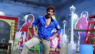 ছবিটির একটি দৃশ্যে জিৎ, পেছনে অমিতাভ বচ্চনের ছবি