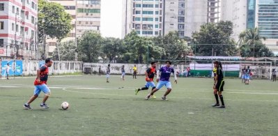 বল নিয়ে এগিয়ে যাচ্ছেন বাংলা ট্রিবিউনের গোলদাতা আতিক