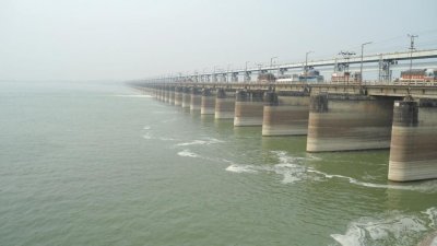 ফারাক্কা বাঁধ ভেঙে দিন, না হলে পানি ছাড়ার পরিমাণ বাড়ান: বিহারের মন্ত্রী