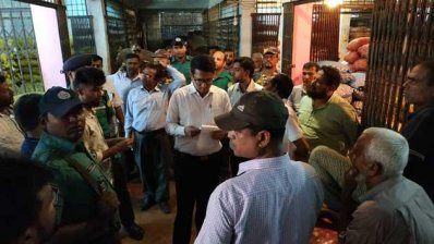 রাজশাহীতে পেঁয়াজের বাজারে ভ্রাম্যমাণ আদালতের অভিযান 