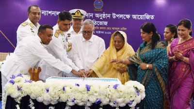 বানৌজা তিতুমীরকে ন্যাশনাল স্ট্যান্ডার্ড প্রদান অনুষ্ঠানে কেক কাটেন রাষ্ট্রপতি