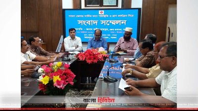 সাংবাদিকদের সঙ্গে মত বিনিময় করছেন জেলা প্রশাসক