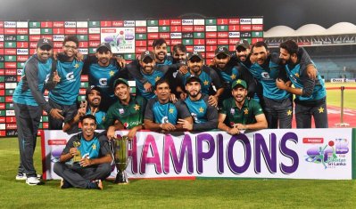 দেশের মাটিতে পাকিস্তানের সিরিজ জয়ের উল্লাস